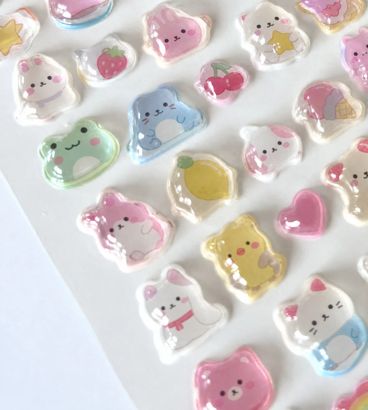 Gros plan sur la surface transparente et arrondie de stickers en résine époxy dure