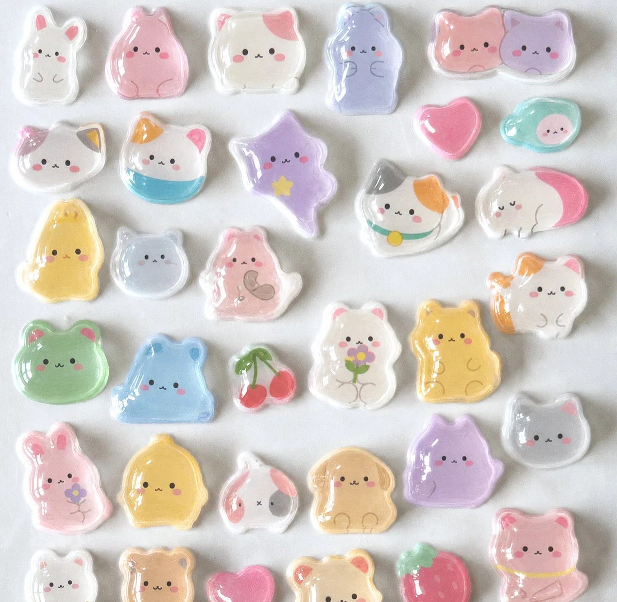 Une planche échantillon réunissant plusieurs stickers illustrés de formes différentes
